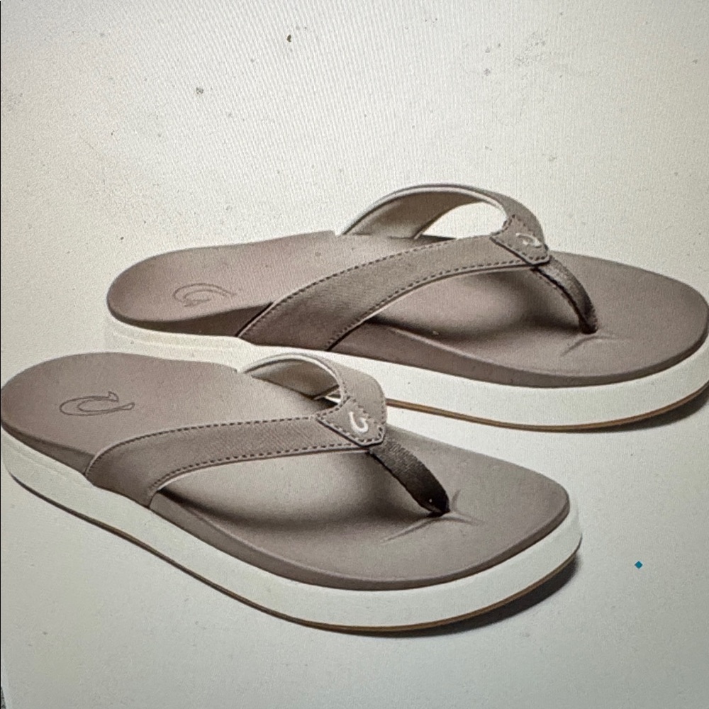 OluKai Nu‘a Pi‘o Women’s Beach Sandals in Warm Taupe sz8